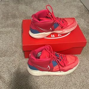 Kyrie infinity ‘siren’ size 10. Slightly used.